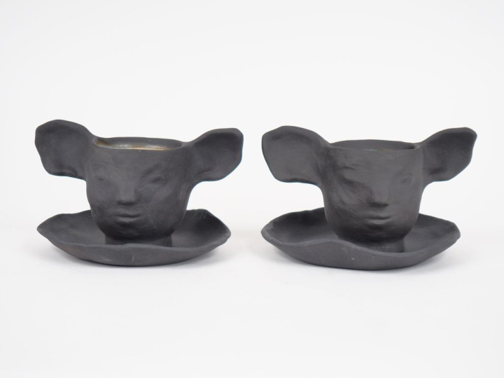 Françoise PETROVITCH. Deux tasses et sous tasses en céramique noire à 