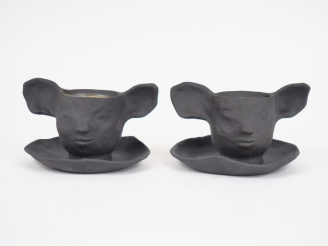 Vente aux enchères Françoise PETROVITCH. Deux tasses et sous tasses en céramique noire à 