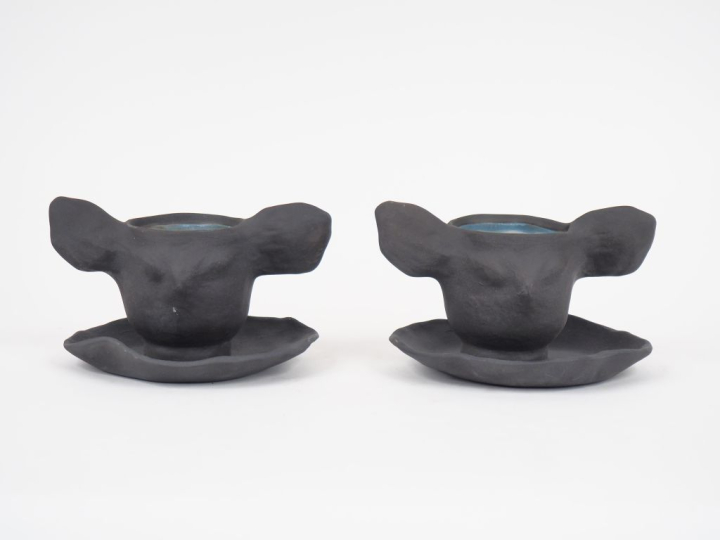 Françoise PETROVITCH. Deux tasses et sous tasses en céramique noire à 