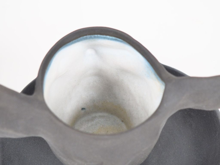 Françoise PETROVITCH. Deux tasses et sous tasses en céramique noire à 