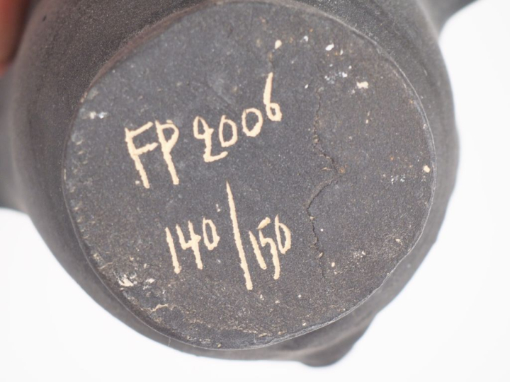 Françoise PETROVITCH. Deux tasses et sous tasses en céramique noire à 