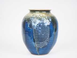 Vente aux enchères Vase ovoide en grès flammé bleu et vert. H. 27,5 cm  (petite égrenure 