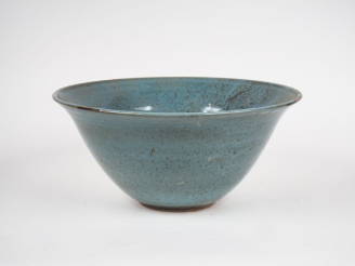 Vente aux enchères LEQUI.  Grande coupe évasée en céramique bleue veinée d'ocre.  Signée 