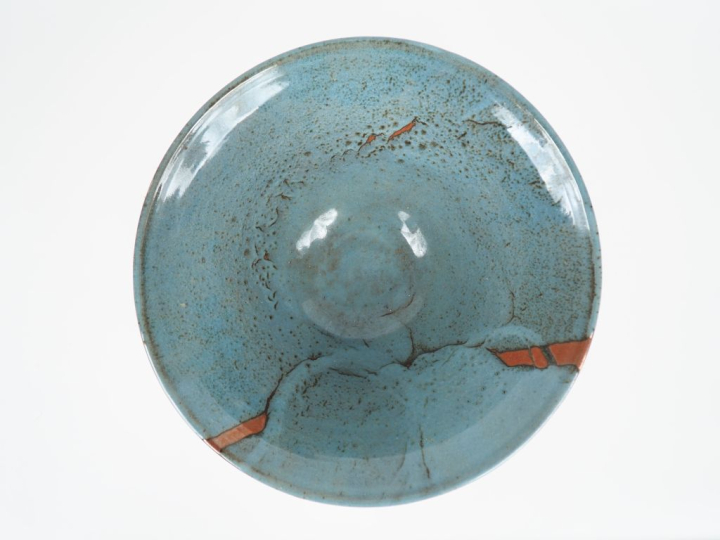 LEQUI.  Grande coupe évasée en céramique bleue veinée d'ocre.  Signée 