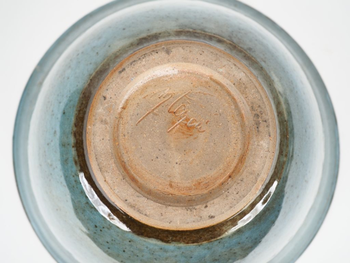 LEQUI.  Grande coupe évasée en céramique bleue veinée d'ocre.  Signée 