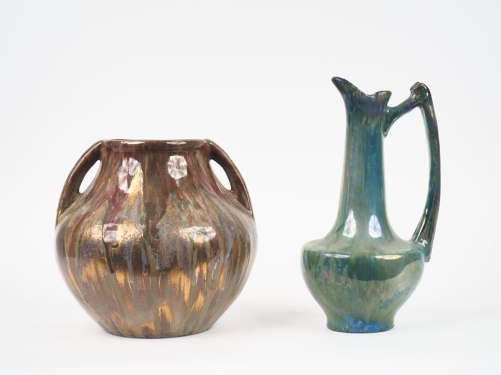 ALBERTI.  Vase à anses ovoide en grès flammé et irisé.  Signé H. 22 cm