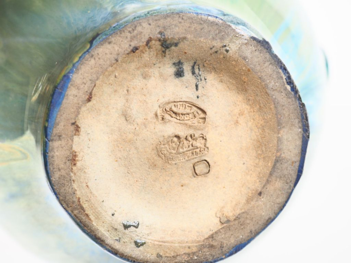 ALBERTI.  Vase à anses ovoide en grès flammé et irisé.  Signé H. 22 cm