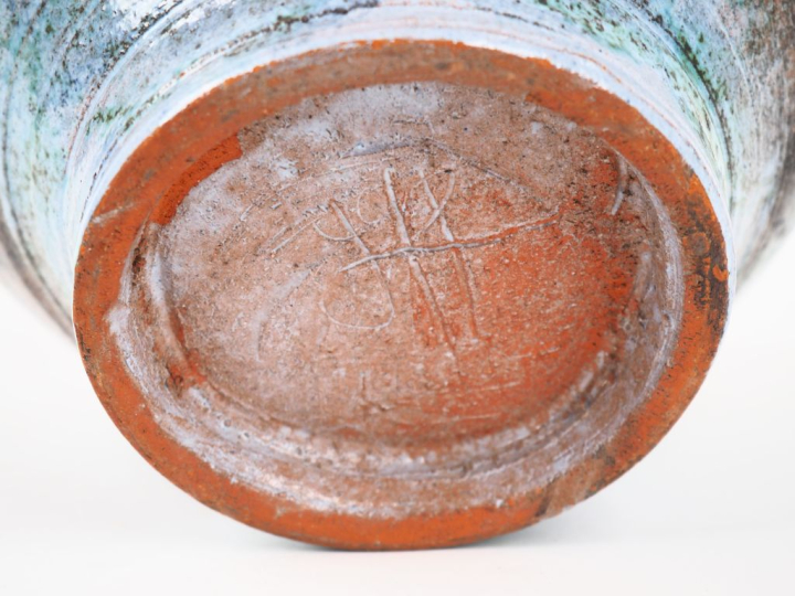 Vase 1960 en céramique polychyrome.  Signé H. 15,5 cm