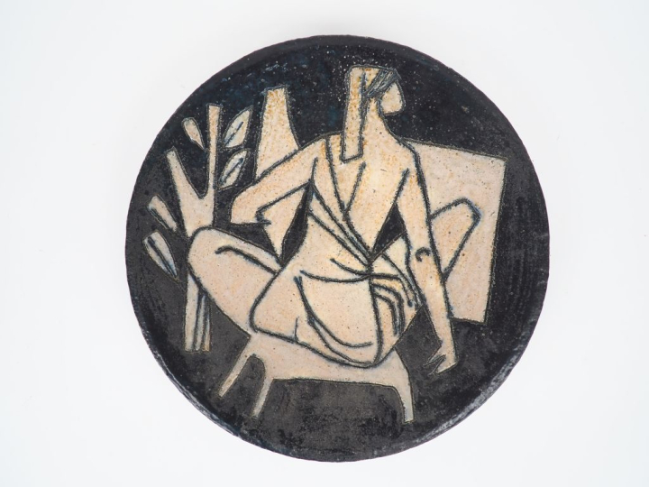 Coupe sur talon en grès noir et blanc, à décor de jeune femme assise d