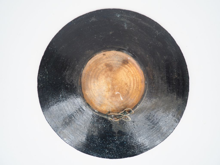 Coupe sur talon en grès noir et blanc, à décor de jeune femme assise d