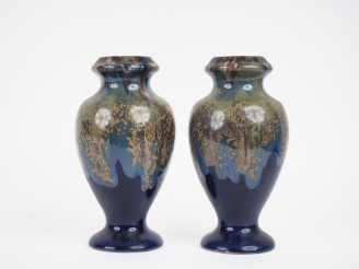 Vente aux enchères Paire de vases en grès polychrome flammé.  H. 21 cm