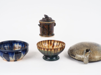 Vente aux enchères LA BORNE.  2 coupes en grès polychrome une cruche à panse applatie pot