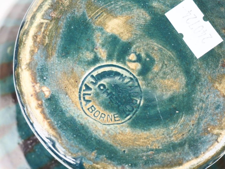 LA BORNE.  2 coupes en grès polychrome une cruche à panse applatie pot