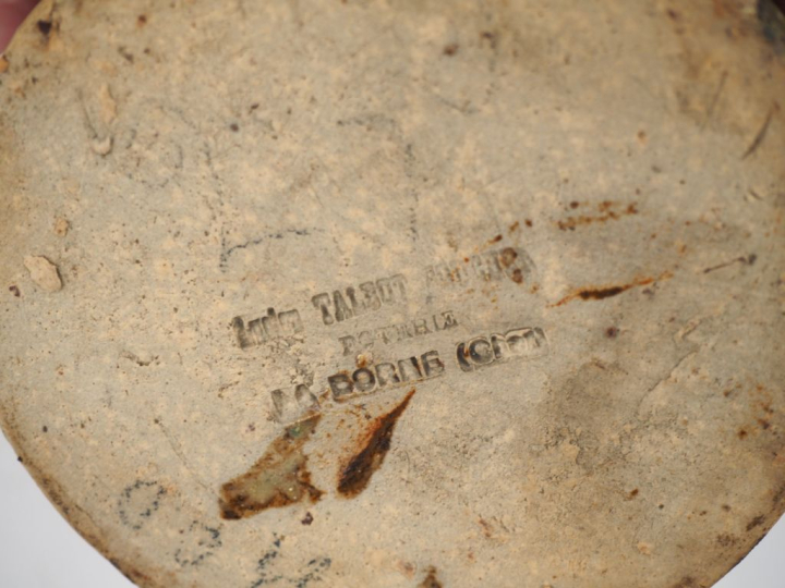 LA BORNE.  2 coupes en grès polychrome une cruche à panse applatie pot