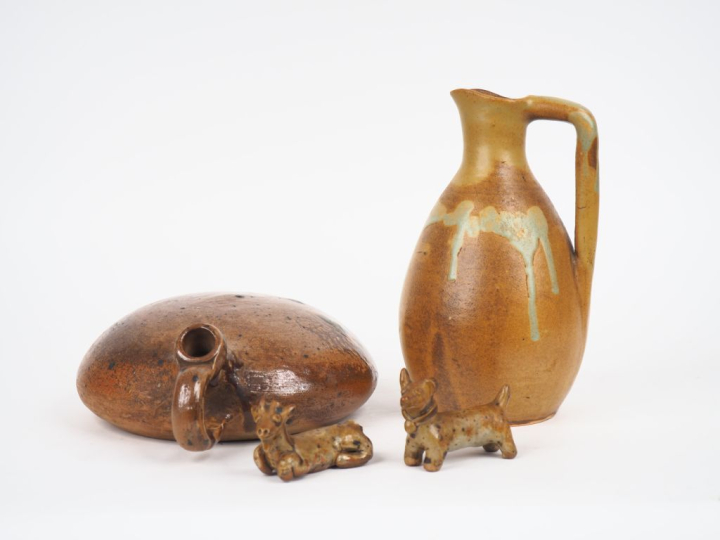 LA BORNE.  Cruche en grès brun  deux sujets en grès brun "le chien" et