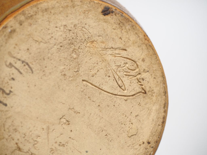 LA BORNE.  Cruche en grès brun  deux sujets en grès brun "le chien" et