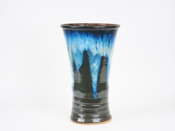 Grand vase cornet en grès flammé bleu et vert.  H. 42 cm