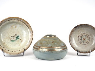 Vente aux enchères Assiette et jatte creuse en céramique  un vase Art déco en céramique e