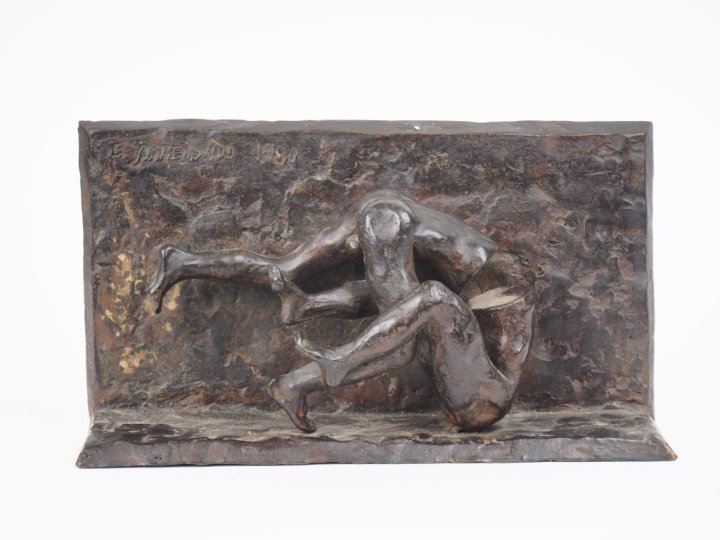 ARREDONDO.  "personnages tronqués" Groupe en bronze à patine brune Sig