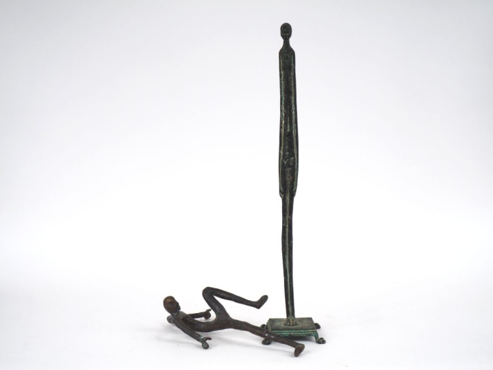 Deux sculptures en bronze patiné "personnages".  H. 56 cm et 32 cm