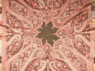 Vente aux enchères Châle en cachemire.  Dim. 168 x 165 cm (petits accidents)