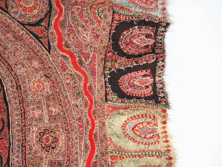 Châle en cachemire.  Dim. 168 x 165 cm (petits accidents)