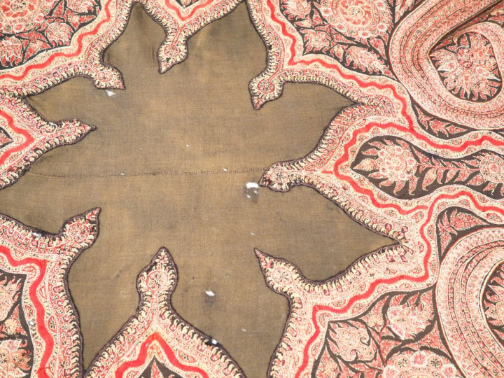 Châle en cachemire.  Dim. 168 x 165 cm (petits accidents)