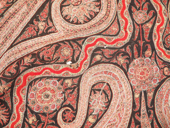 Châle en cachemire.  Dim. 168 x 165 cm (petits accidents)