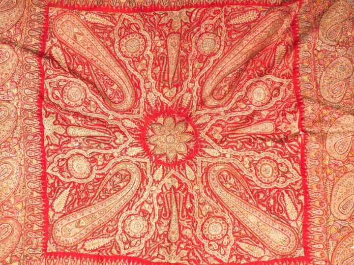 Châle en cachemire.  Dim. 177 x 158 cm  (petits accidents)