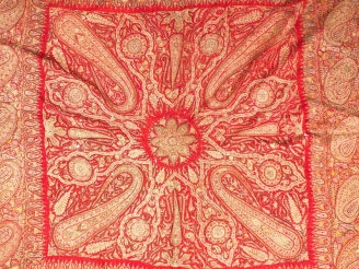 Vente aux enchères Châle en cachemire.  Dim. 177 x 158 cm  (petits accidents)