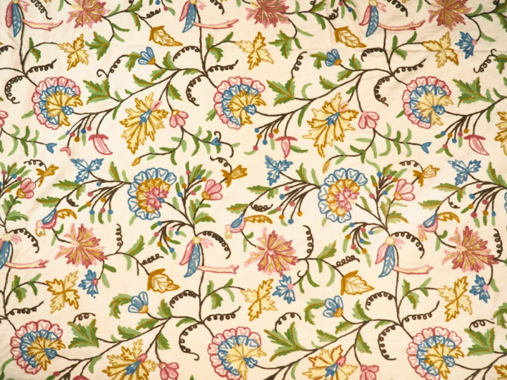 Paire de grands tissus suzanis sur fond beige. Dim. 255 x 188 cm