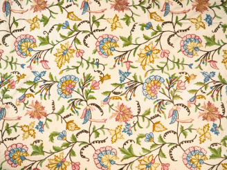 Vente aux enchères Paire de grands tissus suzanis sur fond beige. Dim. 255 x 188 cm