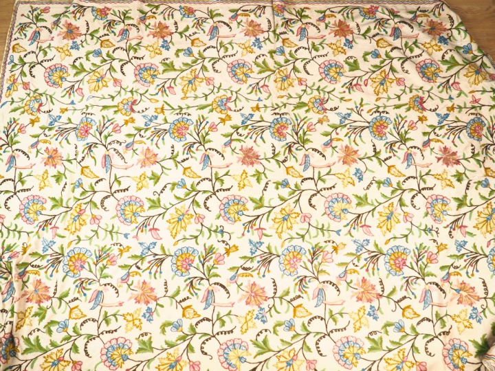 Paire de grands tissus suzanis sur fond beige. Dim. 255 x 188 cm