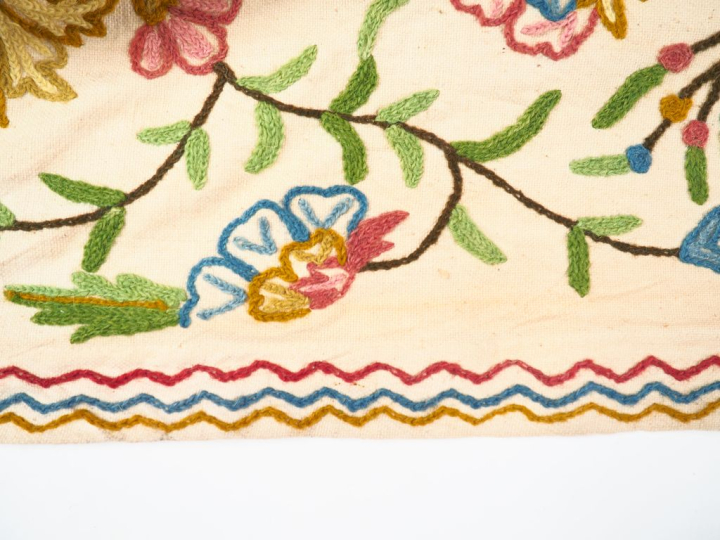 Paire de grands tissus suzanis sur fond beige. Dim. 255 x 188 cm