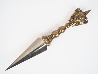 Vente aux enchères Poignard de style Extrême-Orient en bronze et métal chromé. Longueur :