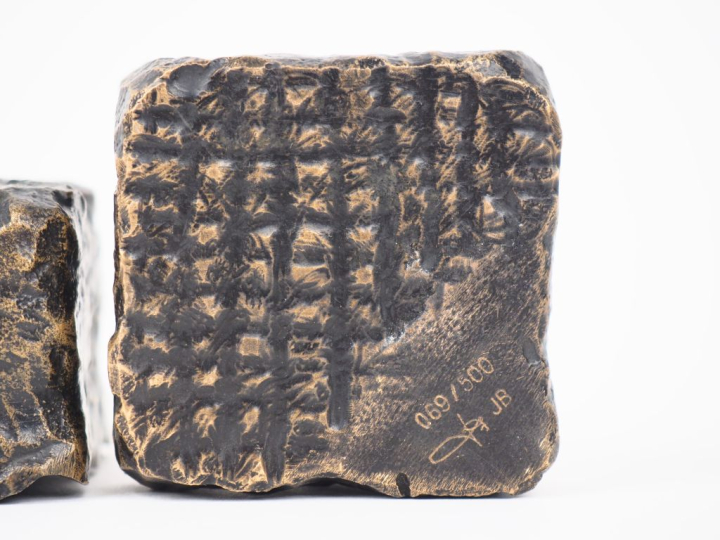 Presse papier en bronze orné d'un motif pyramidal. Signé et numéroté 6