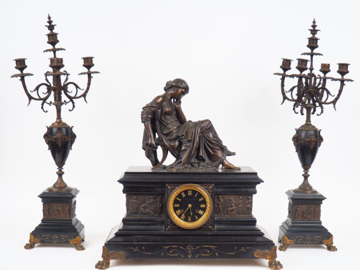 Garniture de cheminée Napoléon III en marbre noir et bronze, la pendul