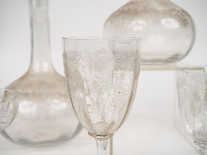 Partie de service de verres Napoléon III en cristal gravé à décor de f
