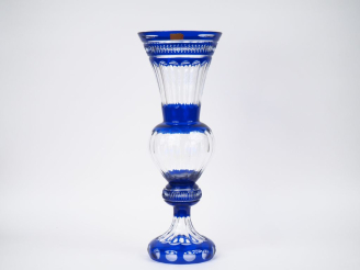 Vente aux enchères Grand vase balustre en cristal bicolore bleu nuit et translucide à déc