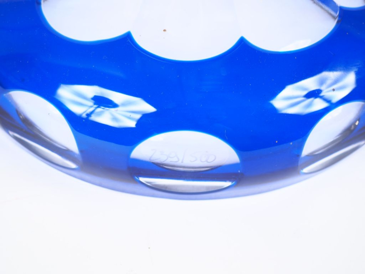 Grand vase balustre en cristal bicolore bleu nuit et translucide à déc