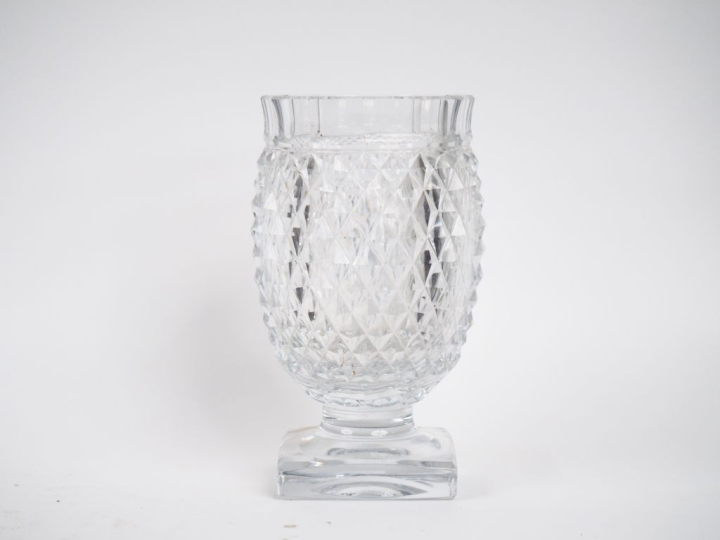 Grand vase en cristal taillé à décor de croisillons.  H. 28 cm