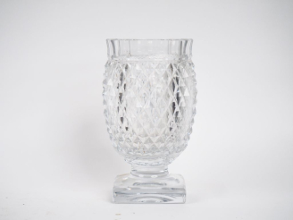 Vente aux enchères Grand vase en cristal taillé à décor de croisillons.  H. 28 cm