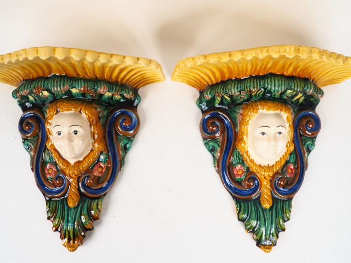 Paire de sellettes d'appliques en céramique polychrome de style italie