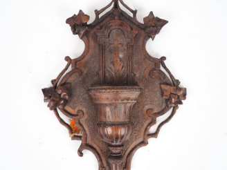 Vente aux enchères Bénitier Napoléon III en bois sculpté.  Dim. 40 x 28 cm