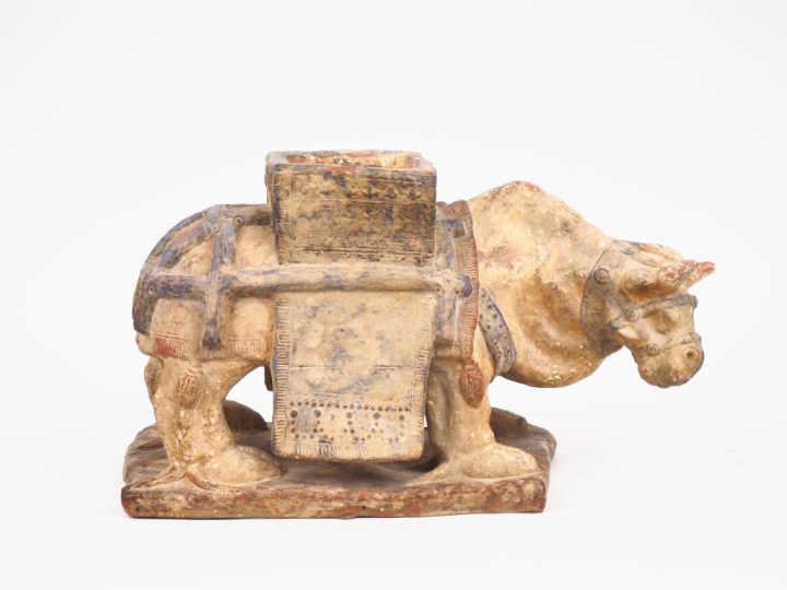 Grand sujet en terre cuite polychrome. "animal fantastique arnaché".  