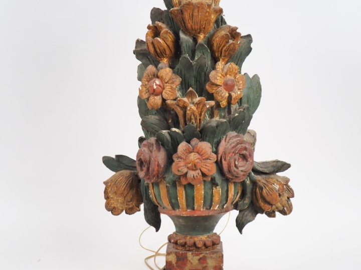 Paire de bois sculptés polychromes fin XVIIIème en forme de vase de fl