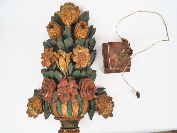 Paire de bois sculptés polychromes fin XVIIIème en forme de vase de fl