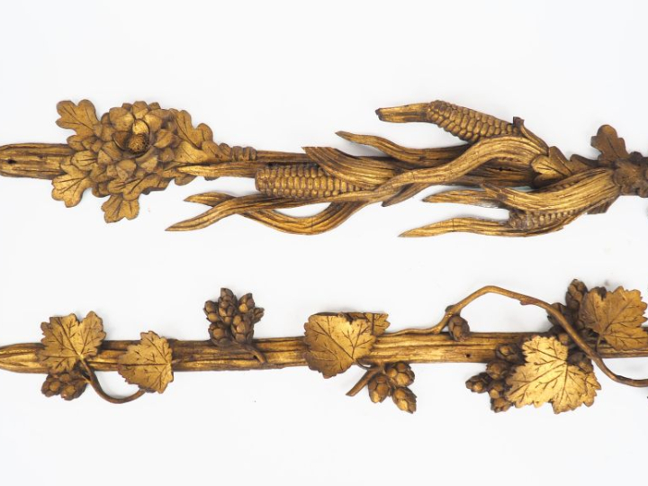 Paire de bois sculptés et dorés XIXème à décor de feuillage et de frui