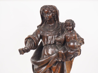Vente aux enchères Ecole française XVIIème.  "Vierge à l'enfant" Sculpture en noyer  H. 8