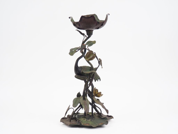 Pied de lampe en métal polychrome à décor d'échassier et de nénuphars.